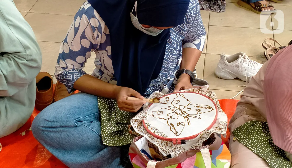 Pengunjung belajar membatik saat pameran di Mal Botani Square, Bogor, Jawa Barat, Minggu (2/10/2022). Workshop membatik gratis digelar untuk semua umur. (Liputan6.com/Magang/Aida Nuralifa)