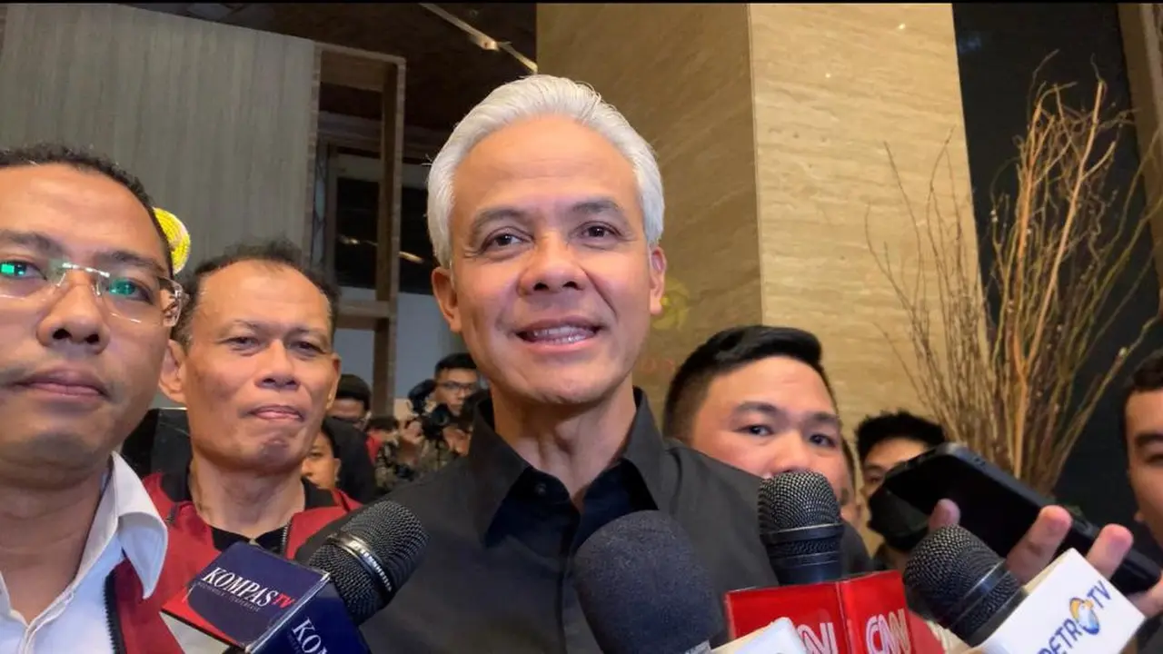 Bakal calon presiden Ganjar Pranowo menanggapi santai soal peluang Wali Kota Solo Gibran Rakabuming Raka menjadi calon wakil presiden (cawapres) pendamping Prabowo Subianto pasca putusan Mahkamah Konstitusi (MK).