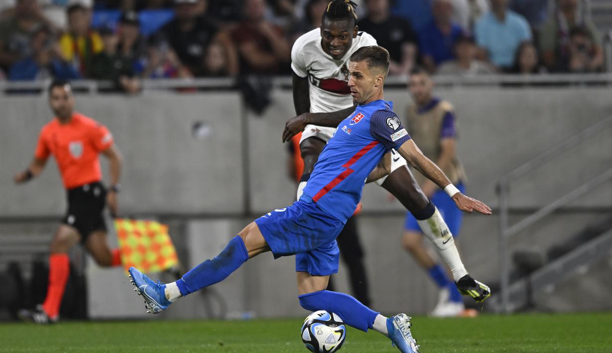 Sementara itu, Slovakia membuntuti di peringkat dua dengan poin 10. (AP Photo/Radovan Stoklasa)