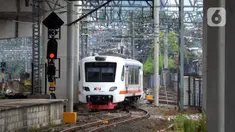 Kereta Bandara Premium tiba di Stasiun Manggarai, Jakarta, Sabtu (3/4/2021). PT Railink meluncurkan kereta bandara kelas premium dengan harga tiket lebih terjangkau. (merdeka.com/Imam Buhori)