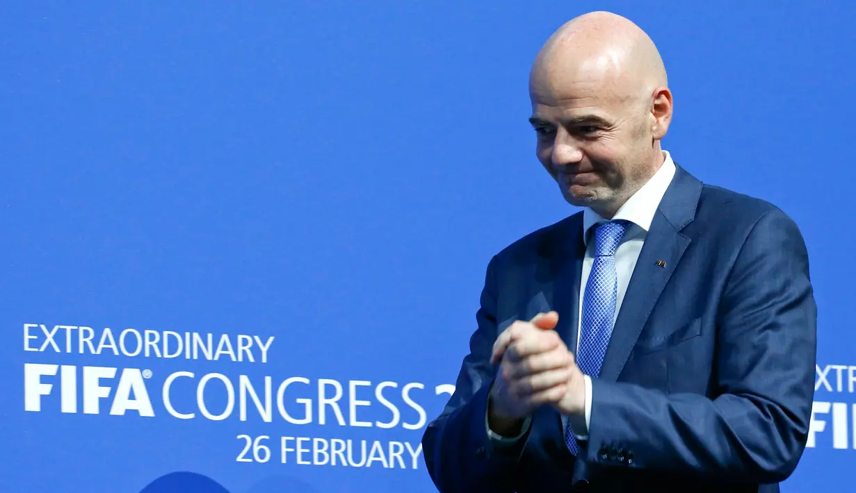 Ekspresi Presiden FIFA yang baru terpilih, Gianni Infantino ketika menghadiri konferensi pers selama kongres luar biasa FIFA di Zurich, Swiss, Jumat (26/2). Infantino menggantikan Sepp Blatter melalui pemilihan dua tahap. (REUTERS/Ruben Sprich)