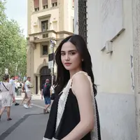 Setelah resmi menikah, pasangan muda ini tampak menikmati waktu berdua di berbagai sudut kota romantis yang dikenal sebagai salah satu destinasi favorit pasangan dari seluruh dunia. [@syifahadju].