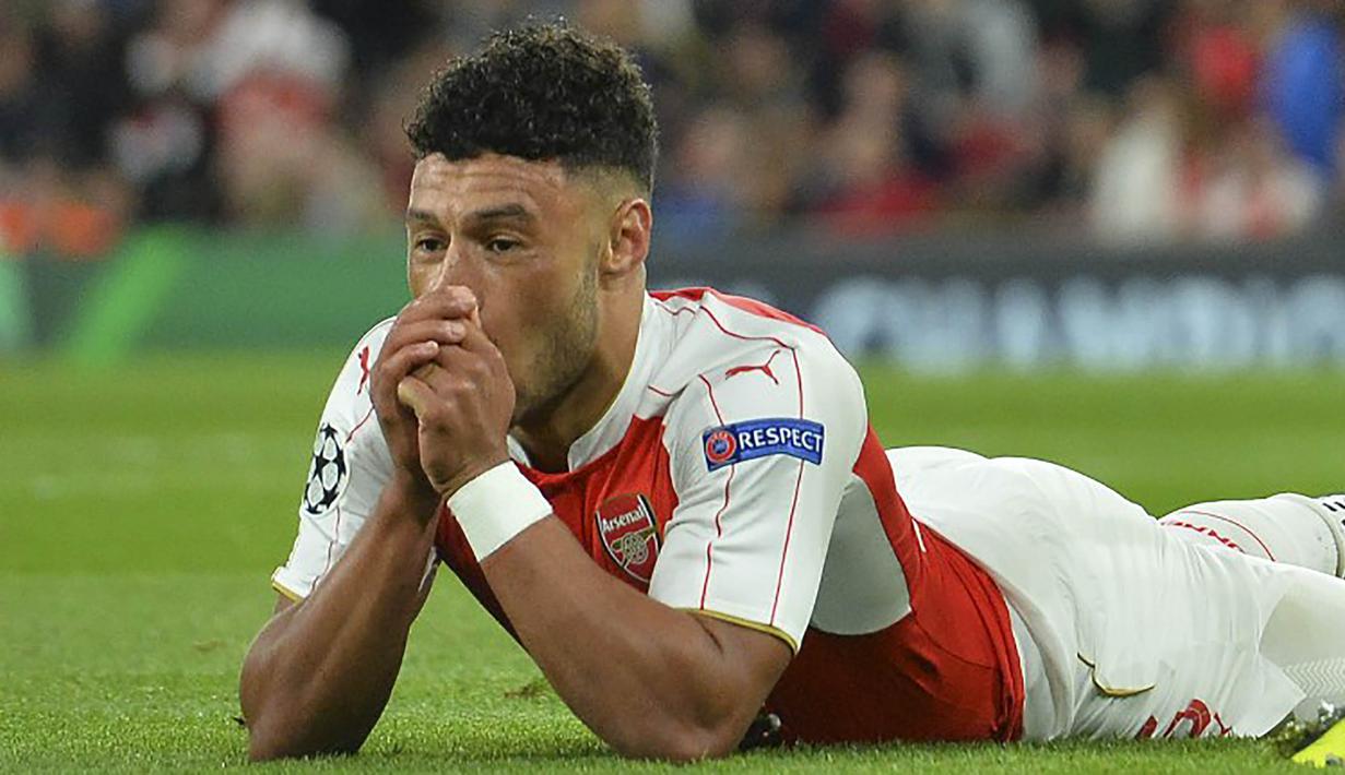 Ekspresi pemain Arsenal, Alex Oxlade-Chamberlain usai gagal mencetak gol ke gawang Olympiakos pada laga Liga Champions di Stadion Emirates, Inggris, Rabu (30/9/2015). Arsenal takluk 2-3. (AFP Photo/Glyn Kirk)
