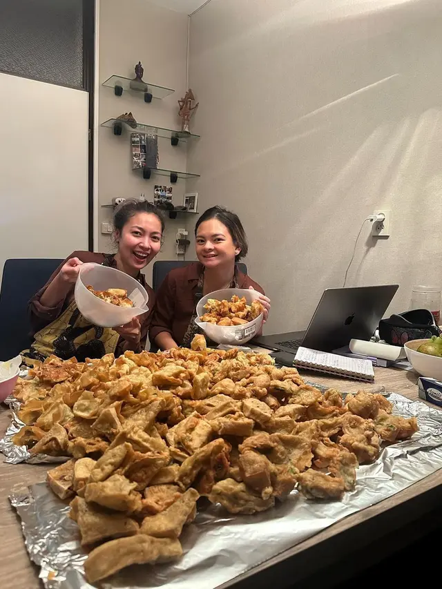 7 Potret Seru Nanda Gita saat Belanja di Pasar hingga Masak, Buka Bisnis Catering