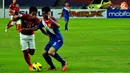 Pemain Timnas Indonesia Andik Vermansyah dapat hadangan dari pemain Timnas Laos, Khampoumy Hanevilay di Laga Piala AFF Suzuki 2012 Minggu 25 November 2012 di  Stadion Bukit Jalil, Kuala Lumpur, Malaysia. Pertandingan berakhir dengan skor 2-2.