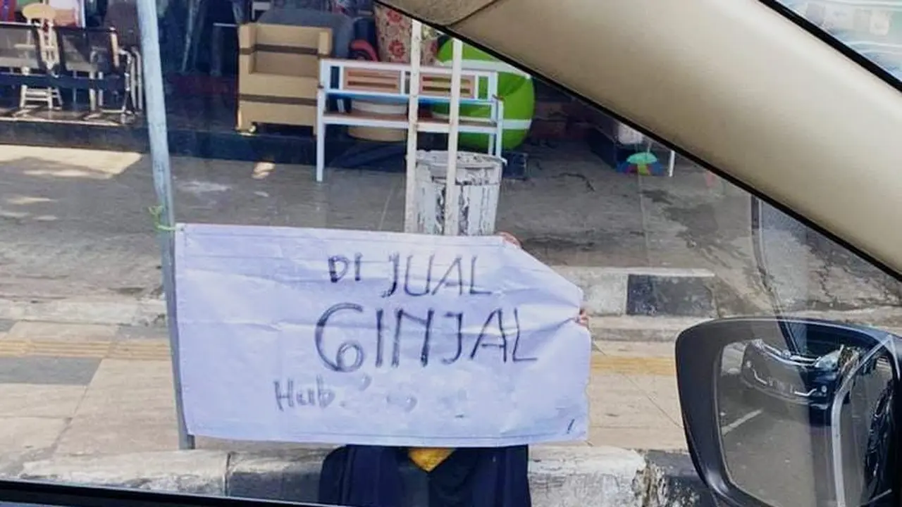 Janda di Tuban menjual ginjalnya di pinggir jalan. (Adirin/Liputan6.com)