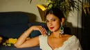 Jennifer Winget tampil dengan saree putih terdiri dari atasan lengan pendek dipadukan selendang dan rok panjang yang dihiasi dengan payetan. @jenniferwinget1