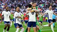 Pemain Inggris merayakan kemenangan atas Swiss pada laga perempat final Euro 2024 di Duesseldorf Arena, Duesseldorf, Jerman, Sabtu (06/07/2024). (AFP/Ina Fassbender)