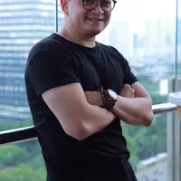 Grup vokal 5 Romeo baru saja merilis album #BUKANMODUS. Hedi Yunus salah satu personel grup musik Kahitna ikut menyanyikan satu lagu. Ia menyanyi dalam lagu 'Sebatas Mimpi'.(Galih W. Satria/Bintang.com)