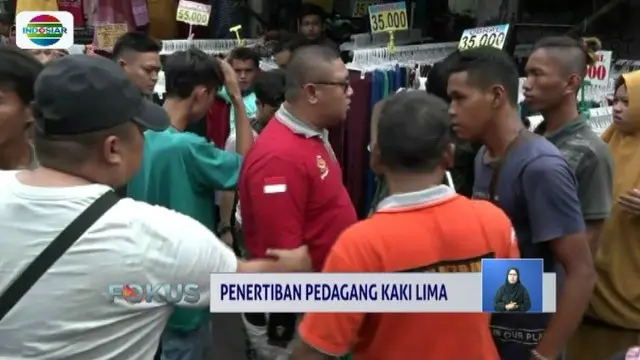 Razia PKL di kawasan Pasar Tanah Abang kembali diwarnai aksi saling tarik barang dagangan. Sejumlah pedagang melakukan perlawanan lantaran tak terima dagangannya disita.