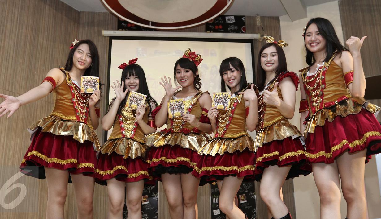 JKT48 berpose menunjukan albumnya seusai jumpa pres New Album Festival Greatest Hits JKT48 di kawasan Kemang, Jakarta, Rabu (22/2). JKT48 merilis album baru bertajuk "FESTIVAL GREATEST HITS" berisikan enam lagu baru. (Liputan6.com/Herman Zakharia)