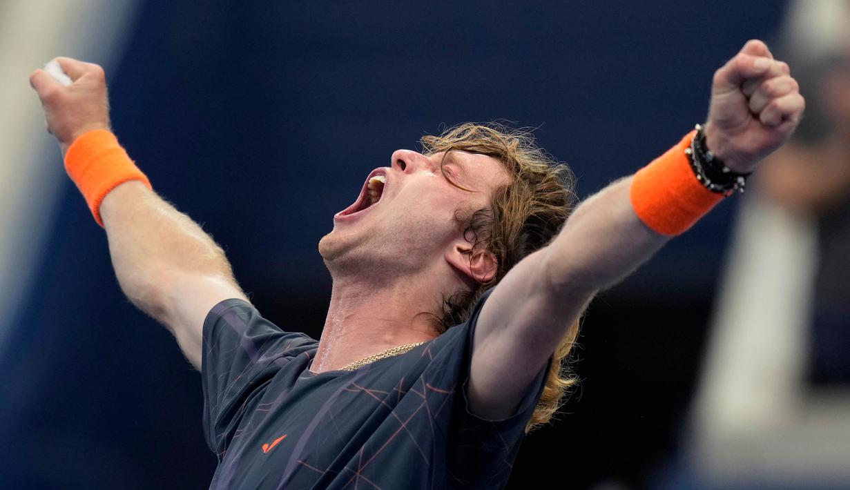 Petenis Rusia Andrey Rublev melakukan selebrasi setelah mengalahkan Jack Draper (Inggris Raya) pada putaran keempat kejuaraan tenis AS Terbuka, Senin, 4 September 2023, di New York. (AP Photo/Seth Wenig)