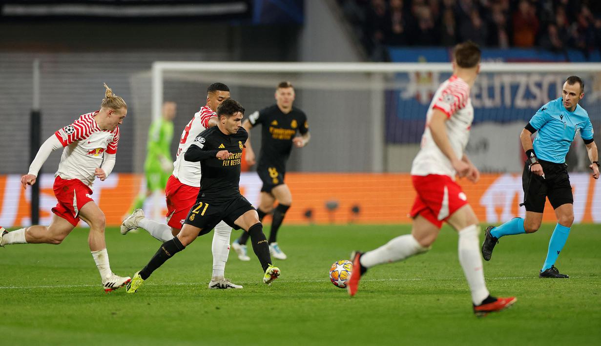 Pemain Real Madrid, Brahim Diaz (ketiga kiri) berusaha melewati sejumlah pemain RB Leipzig pada laga leg pertama 16 besar Liga Champions 2023/2024 di Red Bull arena stadium, Leipzig, Jerman, Rabu (14/02/2024) dini hari WIB. (AFP/Odd Andersen)