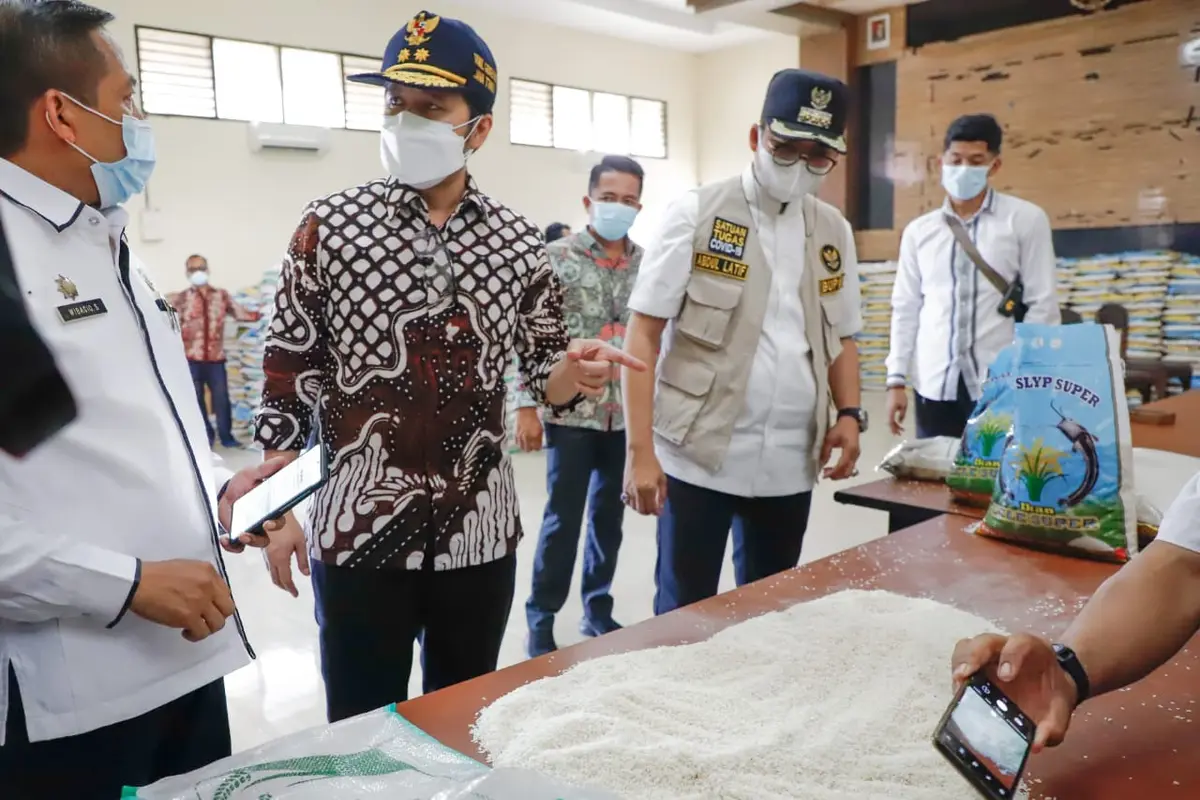 Wagub Jatim Emil Dardak mengecek beras bansos di Bangkalan. (Dian Kurniawan/Liputan6.com)