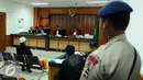 Seorang polisi bersiaga di sudut ruangan Soerjadi saat sidang lanjutan simpatisan ISIS dengan terdakwa Aprimul Henry alias Mulbin Arifin di PN Jakarta Barat, Kamis (21/1/2016). Sidang untuk mendengarkan keterangan saksi. (Liputan6.com/Helmi Fithriansyah)