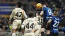 Bertekad untuk membalikkan keadaan, tekanan yang dilakukan Inter Milan akhirnya berbuah hasil pada menit ke-89. Edin Dzeko menanduk bola hasil umpan silang Denzel Dumfries yang berhasil mengoyak jala gawang Venezia. (AP/Luca Bruno)