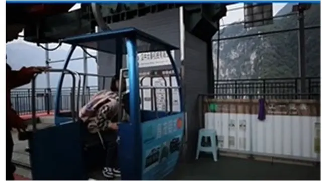 Lift Tebing di China Permudah Anak Sekolah