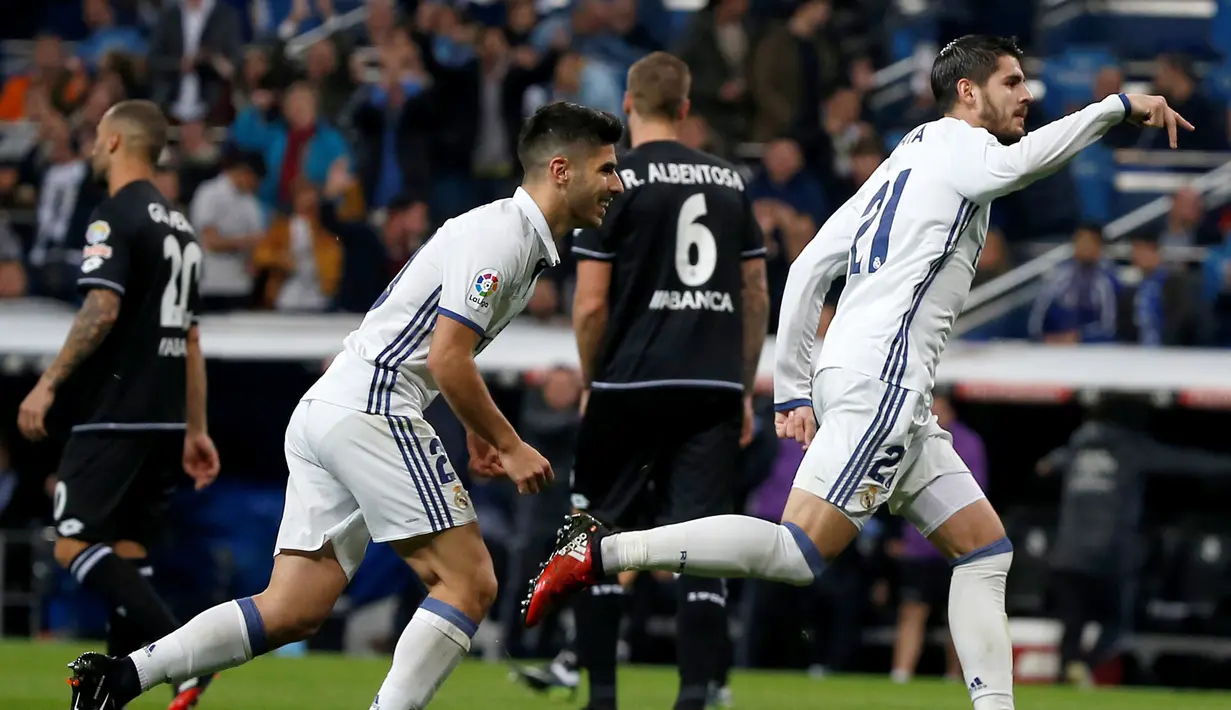 Alvaro Morata merayakan golnya ke gawang Deportivo La Coruna di Santiago Bernabeu, Minggu (11/12). Kemenangan ini membuat real Madrid kokoh di puncak klasemen La Liga dengan raihan 37 poin dan terpaut 6 poin dari Barcelona. (REUTERS / Javier Barbancho)