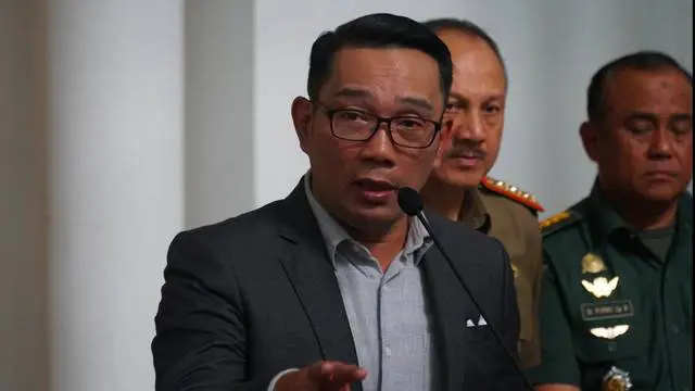 Gubernur Jawa BArat, Ridwan Kamil membagikan momen ketika ia memerintahkan Wali Kota Bogor Bima Arya dan Plt Bupati Bandung Barat Hengky Kurniawan untuk memakan ulat sagu.