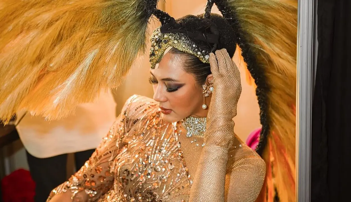 Kini, dirinya diketahui kembali terjun ke dunia modelling. Bahkan, pemotretan terbaru Paula Verhoeven ini sukses mencuri perhatian banyak netizen. (Liputan6.com/IG/@paula_verhoeven)