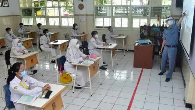 Simulasi Pembelajaran Tatap Muka di Surabaya. (Dian Kurniawan/Liputan6.com)
