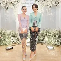 Hesti Purwadinata tampil mengenakan kebaya kutu baru warna baby blue. Dipadukan kain lilit hitam dan obi batik, lengkap mengenakan bros untuk menghiasi kebayanya. (@hestipurwadinata)