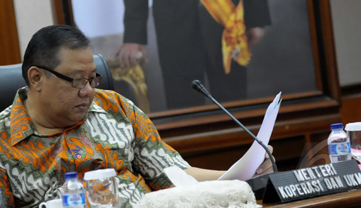 Menteri Koperasi UKM A.A Gede Ngurah Puspayoga, membaca surat keterangan sebelum melakukan penandatangan MoU perizinan pelaku usaha mikro dan kecil, Jakarta, Jumat (30/1/2015). (Liputan6.com/Andrian M Tunay)
