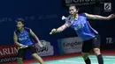 Pebulu tangkis ganda putri Indonesia, Greysia Polii/Apriyani Rahayu mengembalikan kok ke arah Kim So Yeong/Kong Hee Yong (Korsel) di babak 16 besar Indonesia Open 2019 di Istora Senayan, Jakarta, Kamis (18/7/2019). Greysia/Apriyani kalah 20-22, 21-18, 13-21. (Liputan6.com/Helmi Fithriansyah)