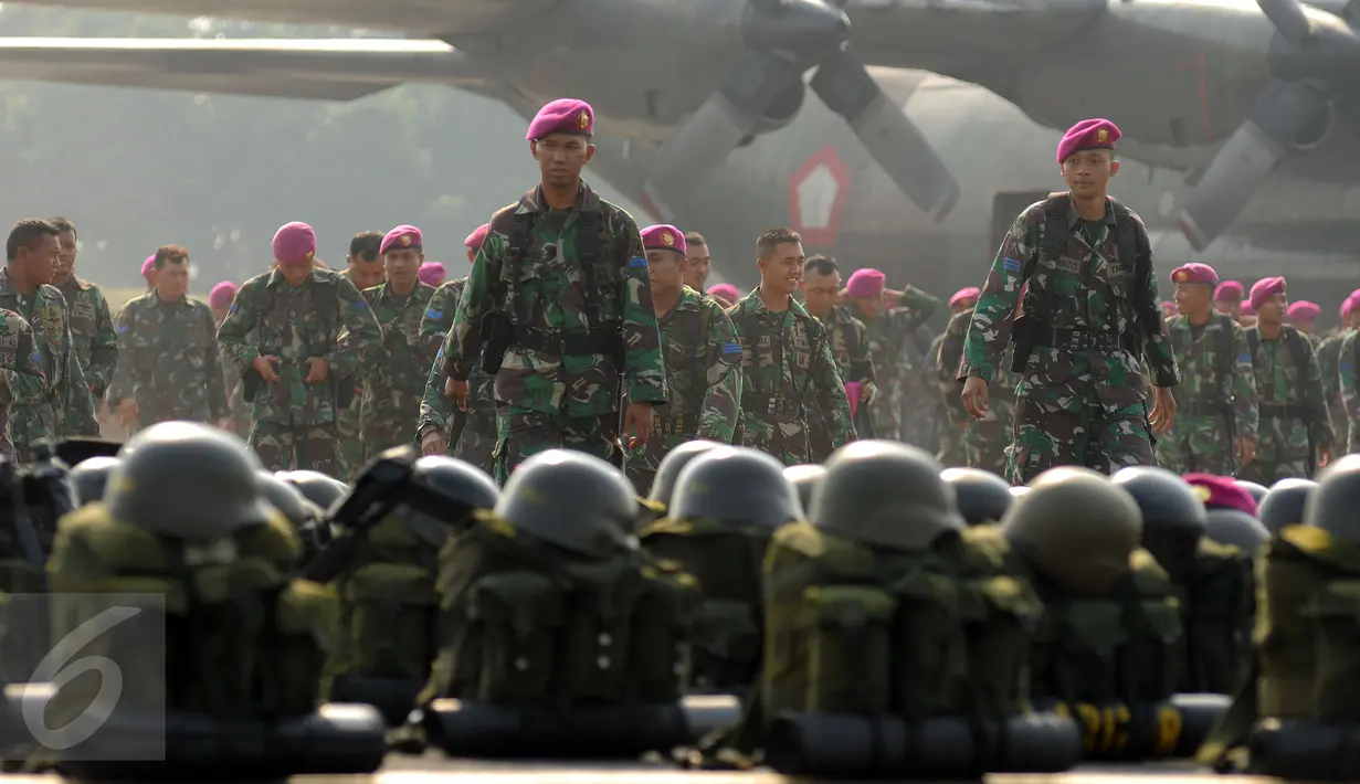 Pasukan Korps Marinir yang tergabung dalam Satgas Pemadaman Kebakaran Hutan dan Lahan bersiap menuju Sumatera Selatan dari Lanud Halim Perdanakusuma Jakarta, Kamis (22/10/2015). Satgas ini akan bertugas selama dua bulan. (Liputan6.com/Helmi Fithriansyah)