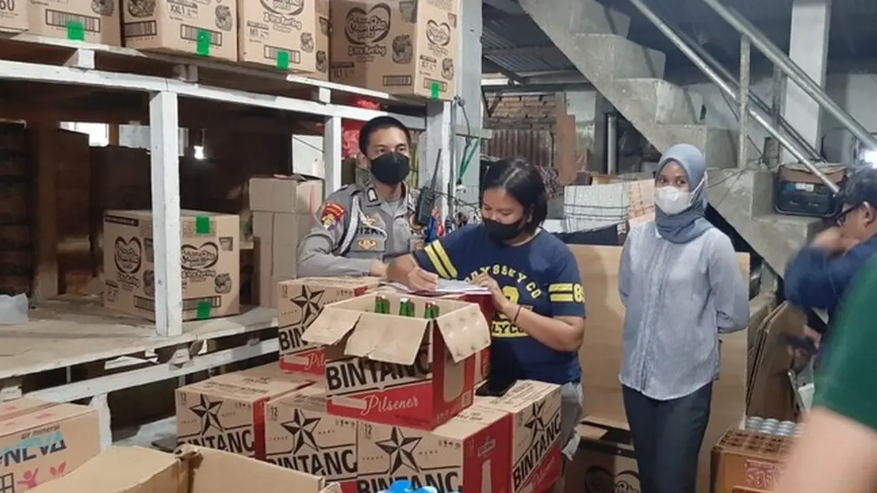 Polisi saat menggeledah distributor miras di Kota Gorontalo (Arfandi/Liputan6.com)