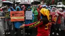 <p>Massa yang tergabung dari berbagai elemen masyarakat melakukan aksi damai dengan membentangkan poster di kawasan Monumen Nasional, Jakarta, Indonesia, Rabu (8/3/2023). Dalam aksi memperingati Hari Wanita Internasional, mereka menyerukan untuk melawan segala bentuk penindasan hak, perlindungan, menolak perkawinan anak serta menjamin kesehatan perempuan. (Liputan6.com/Johan Tallo)</p>