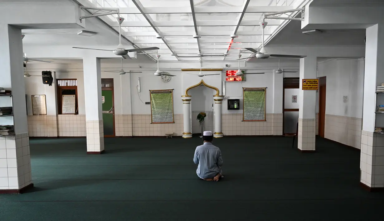 Seorang Muslim berdoa di Masjid Jummah selama bulan suci Islam Ramadhan di Kolombo, Sri Lanka pada 4 Mei 2020. Umat Islam di dunia menjalankan ibadah Ramadan di tengah pandemi virus corona dan penerapan lockdown. (ISHARA S. KODIKARA / AFP)
