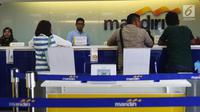 Ilustrasi nasabah melakukan transaksi di cabang Bank Mandiri. (Liputan6.com/Angga Yuniar)