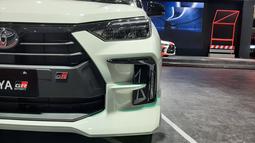 Sektor penerangan tidak ada perbedaan dengan Agya tipe G. Lampunya menggunakan teknologi full LED untuk lampu kota, low-beam, high-beam, hingga lampu sign. Aksen hitam glossy di kanan dan kiri terlihat seperti mengambil elemen desain dari GR Yaris.