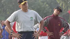 Pangdam Jaya Mayjen Agus Sutomo (kiri) saat senam bersama di Lapangan Utama Mako Kopassus, Cijantung, Jakarta, Jumat (21/11/2014). (Liputan6.com/Herman Zakharia)