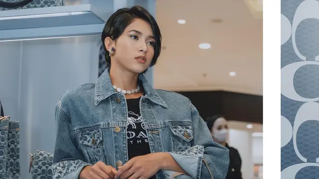 Pesona Aghniny Haque Kenakan Jaket Denim, Tampil Trendy