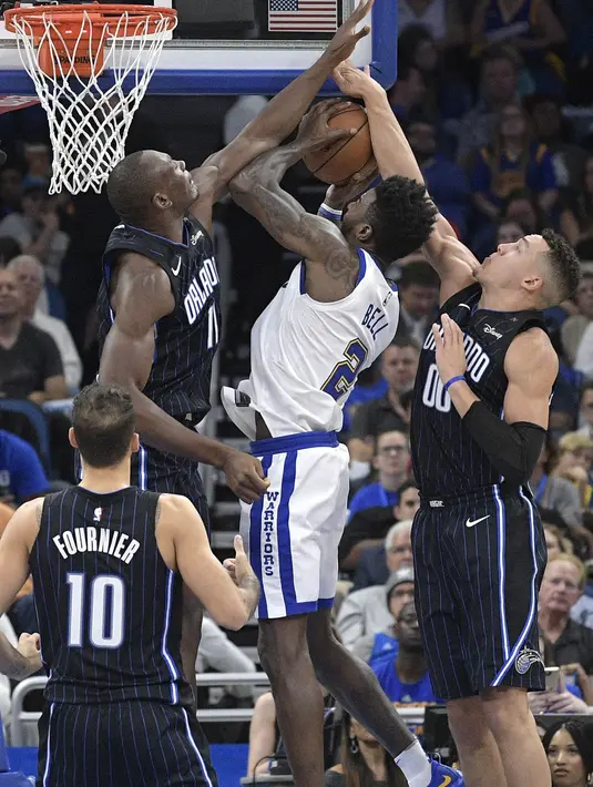 Pebasket Orlando Magic, Bismack Biyombo dan Aaron Gordon, menghadang pebasket Golden State Warriors, Jordan Bell, pada laga NBA di Stadion Amway Center, Sabtu (2/12/2017). Warriors menang 133-113 atas Magic. (AP/Phelan M. Ebenhack)