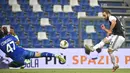 Striker Juventus, Gonzalo Higuain, mencetak gol ke gawang Sassuolo pada laga Serie A di Stadion Mapei, Rabu (15/7/2020). Kedua tim bermain imbang 3-3. (Massimo Paolone/LaPresse via AP)