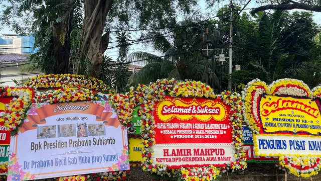 Kediaman Presiden terpilih Prabowo Subianto Jalan Kertanegara Nomor 4, Kebayoran Baru, Jakarta Selatan, dipenuhi karangan bunga jelang pelantikan Presiden dan Wakil Presiden yang digelar Minggu (20/10/2024). (Liputan6.com/Winda Nelfira)