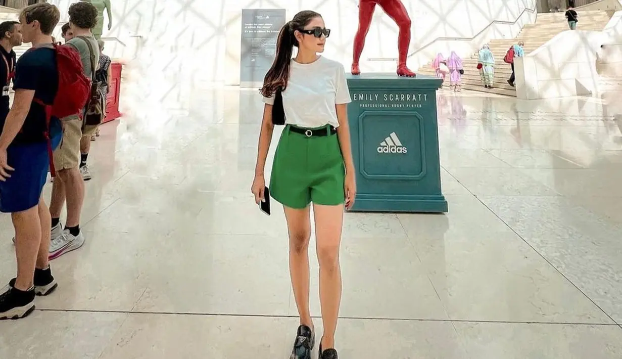 Selama berada di London, Andi Annisa juga terlihat mengunjungi British Museum. Memakai kaus putih dan celana hijau serta berbagai aksesoris hitam, Andi Annisa terlihat simpel namun stylish. (Liputan6.com/IG/@andiannsyah)