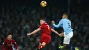 Gelandang Liverpool, James Milner berebut bola udara dengan bek Manchester City, Danilo selama pertandingan lanjutan Liga Inggris di stadion Etihad (3/1). City menang tipis atas Liverpool 2-1. (AP Photo/Dave Thompson)