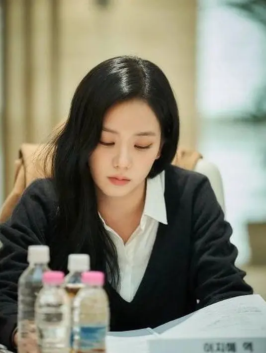 Sedangkan untuk aktrisnya pun tak main-main. Pertama, ada Jisoo BLACKPINK yang turut main di Omniscient Reader's Viewpoint. Di pembacaan naskah yang pertama, Jisoo hadir dengan amat cantik mengenakan kemeja putih ditumpuknya dengan sweater hitam. [Foto: Instagram/kdrama_content_creator]