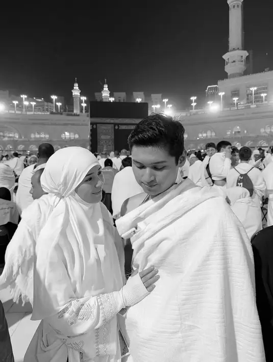 Pasangan yang baru saja menikah, Beby Tsabina dan Rizki Natakusumah, memperlihatkan kemesraan mereka di depan Ka'bah dalam balutan busana umrah serba putih. Gaya mereka begitu sederhana namun tetap anggun, mencerminkan ketenangan dan kekhidmatan dalam ibadah.