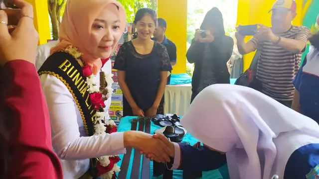 Atalia Praratya Ridwan Kamil, istri Gubernur Jawa Barat Ridwal Kamil, tengah menyalami saat mengunjungi deretam stand hasil produk siswa SMKN 1 Garut, Jawa Barat, Rabu (11/3/2020).