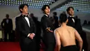 Salah satu penampilan karpet merah yang ditunggu-tunggu di Festival Film Cannes 2023 adalah Song Joong-ki yang diharapkan akan mengajak serta sang istri, Katy Louise Saunders. (AP Photo/Daniel Cole)