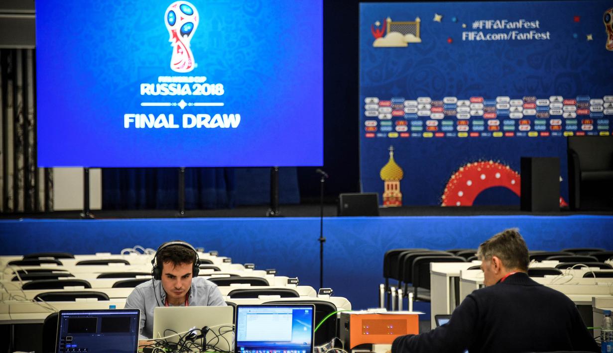 Sejumlah petugas melakukan persiapan jelang drawing Piala Dunia 2018 di Kremlin, Moscow, Selasa (28/11/2017). Drawing 32 peserta Piala Dunia 2018 akan dilakukan pada Jumat (1/12/2017) di Rusia. (AFP/Alexander Nemenov)