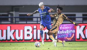 Pemain Persib Bandung, Ciro Alves (kiri) berebut bola dengan pemain Dewa United, Altariq Ballah pada laga lanjutan pekan ke-3 BRI Liga 1 2023/2024 antara Persib Bandung melawan Dewa United FC di Stadion Gelora Bandung Lautan Api (GBLA), Bandung, Jumat (14/07/2023). (Bola.com/Bagaskara Lazuardi)