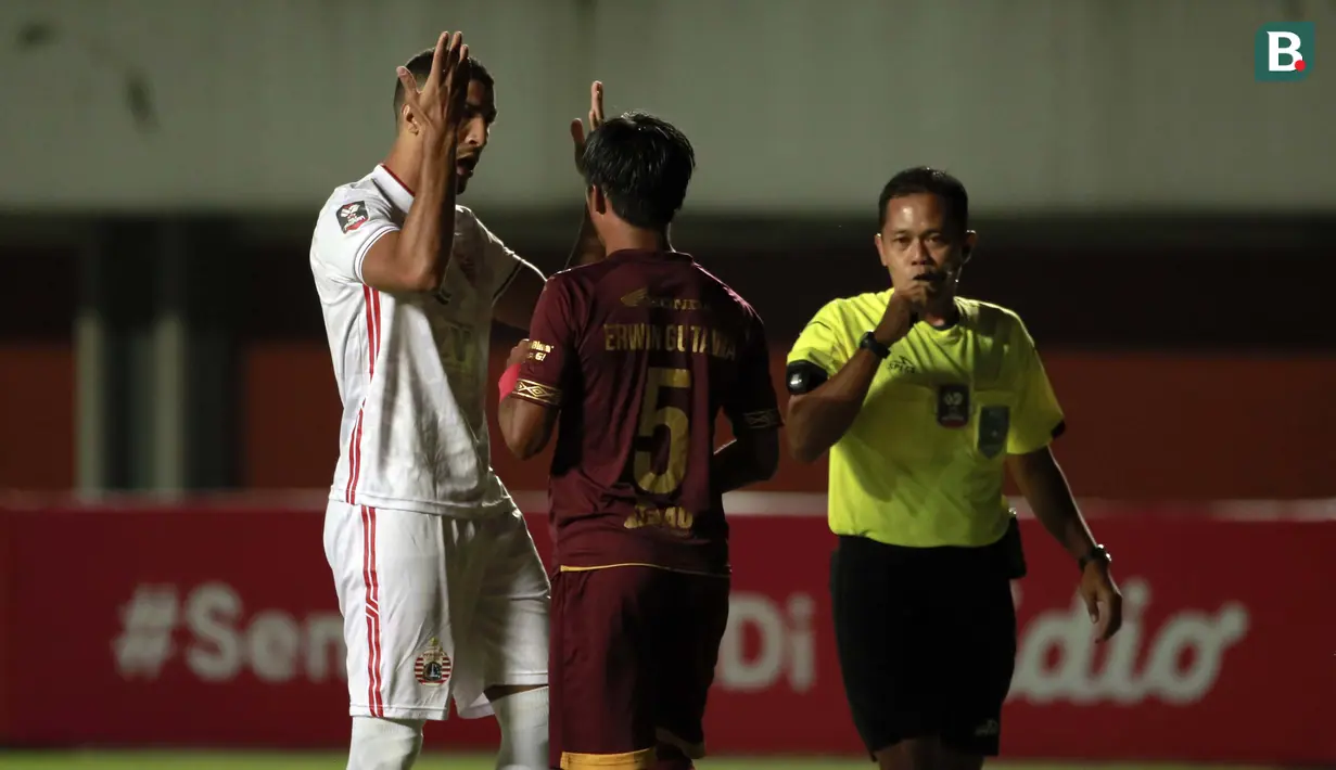 Tak lama berselang, kini giliran Yann Motta melakukan protes kepada bek PSM Makassar, Erwin Gutawa yang terlalu berlebihan dalam menjaganya saat Persija Jakarta mendapatkan tendangan sudut. (Foto: Bola.com/Ikhwan Yanuar)