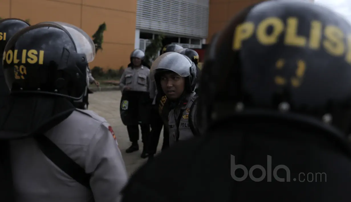 Polisi merapatkan barisan guna mengatur strategi pengamanan laga Final Piala AFF 2016 leg pertama di Stadion Pakansari, Bogor, (14/12/2016). (Bola.com/Nicklas Hanoatubun)