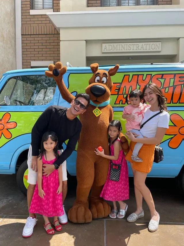 Surya Insomnis bersama keluarga liburan ke Amerika (Instagram//tyararenata/suryainsomnia)